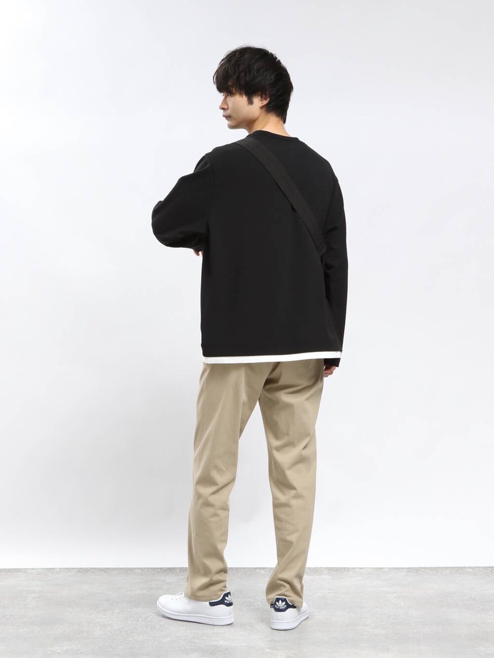 ブラック系のショルダーバッグ、ベージュ系のその他パンツ、ブラック系のTシャツ/カットソーを着用したメンズの春コーディネートの2枚目の写真