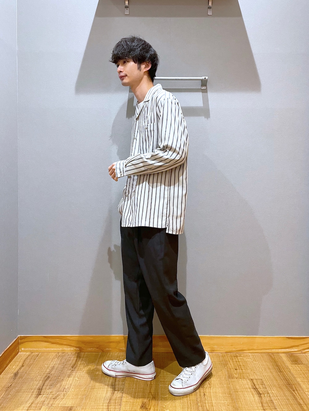 その他のスラックス、グレー系のシャツ/ブラウス、ホワイト系のTシャツ/カットソーを着用したメンズの春コーディネートの2枚目の写真