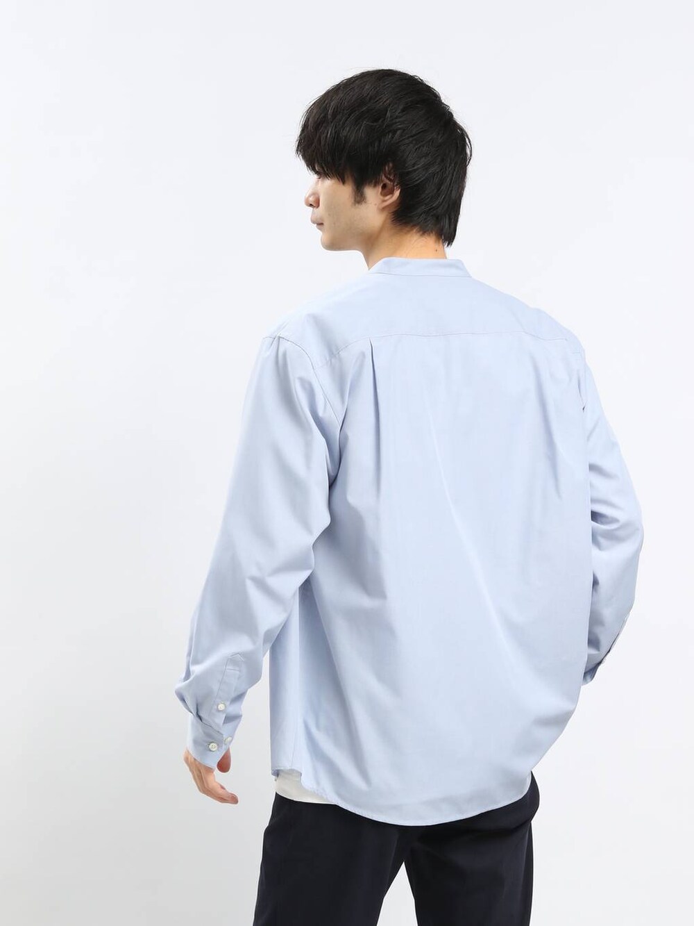 ブルー系のその他パンツ、ブルー系のシャツ/ブラウスを着用したメンズの冬コーディネートの5枚目の写真