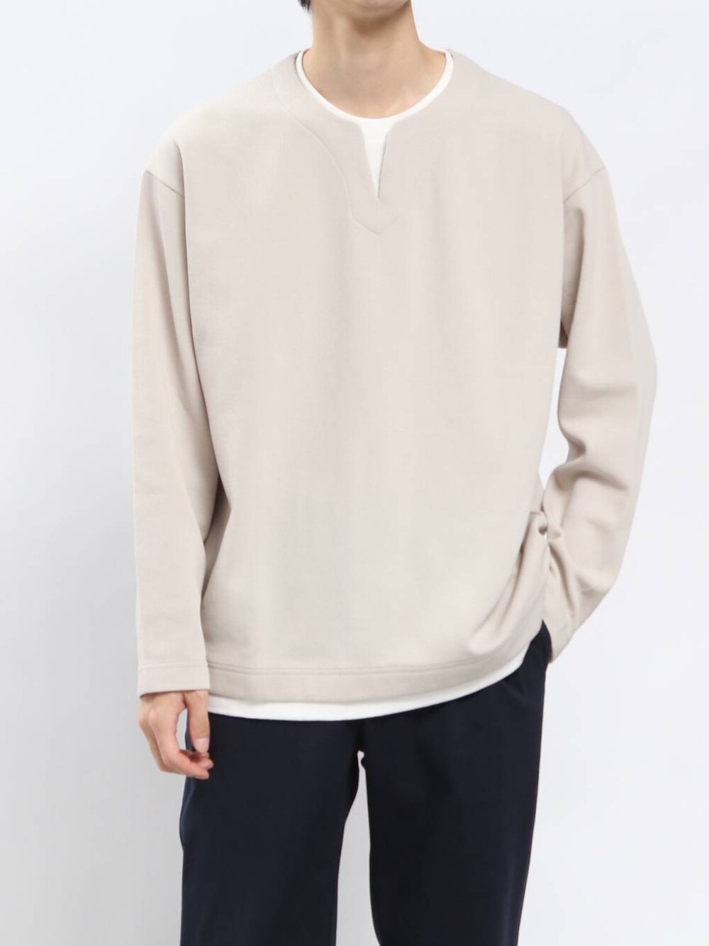 ブルー系のその他パンツ、ブラック系のショルダーバッグ、ベージュ系のTシャツ/カットソーを着用したメンズの春コーディネートの4枚目の写真