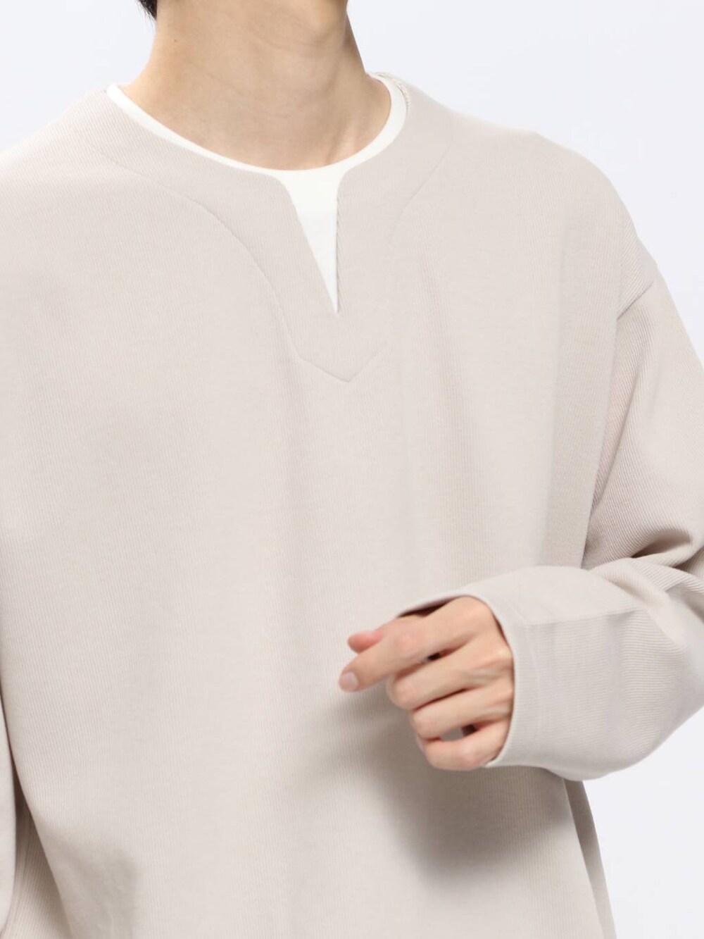 ブルー系のその他パンツ、ブラック系のショルダーバッグ、ベージュ系のTシャツ/カットソーを着用したメンズの春コーディネートの5枚目の写真