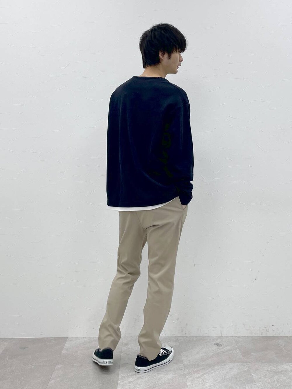 ベージュ系のその他パンツ、ブルー系のTシャツ/カットソーを着用したメンズの春コーディネートの3枚目の写真