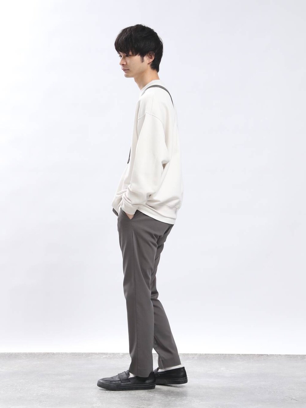 グレー系のその他パンツ、ホワイト系のTシャツ/カットソー、グレー系のショルダーバッグを着用したメンズの春コーディネートの2枚目の写真