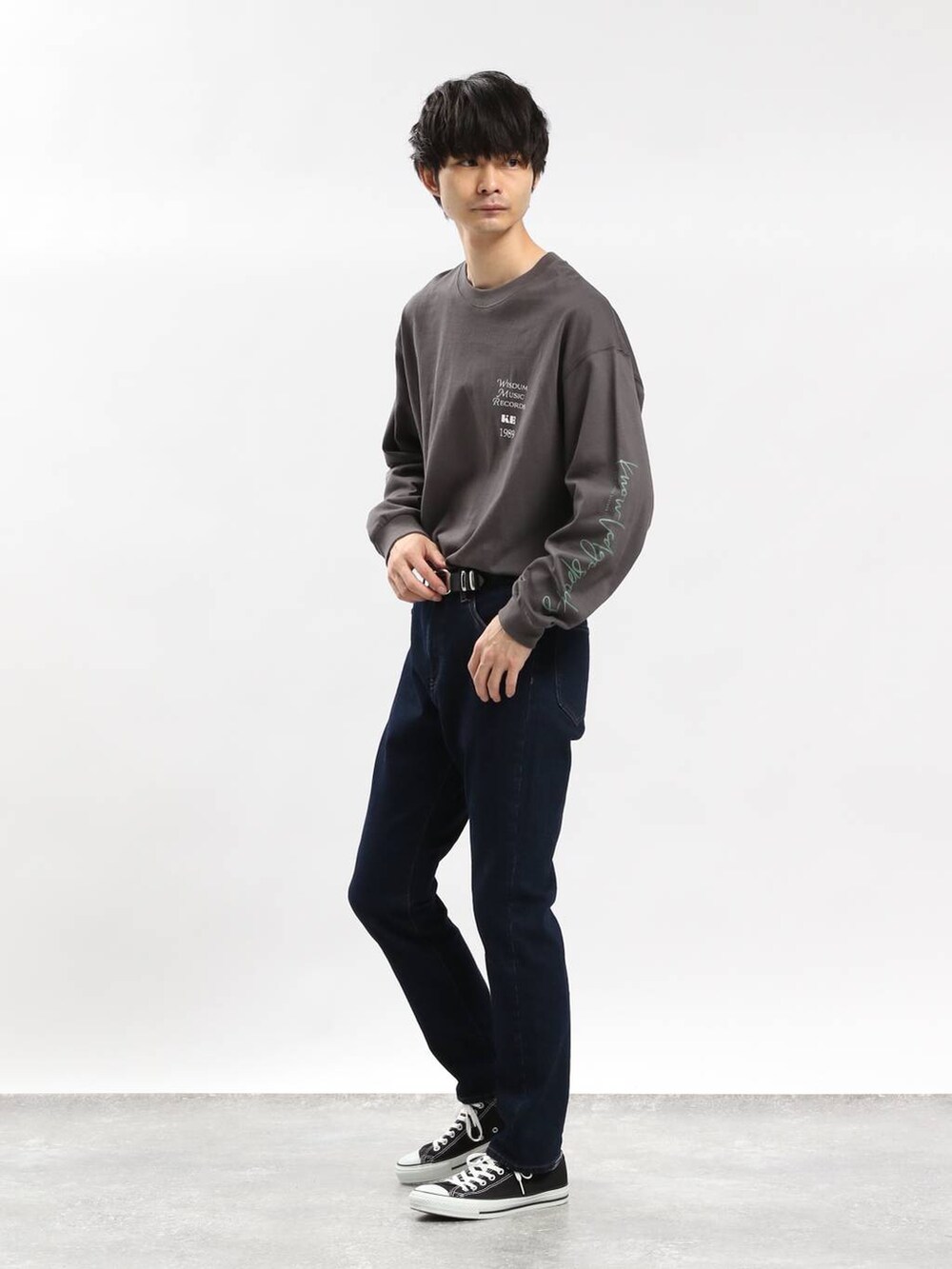 ブルー系のデニムパンツ、グレー系のTシャツ/カットソーを着用したメンズの冬コーディネートの2枚目の写真