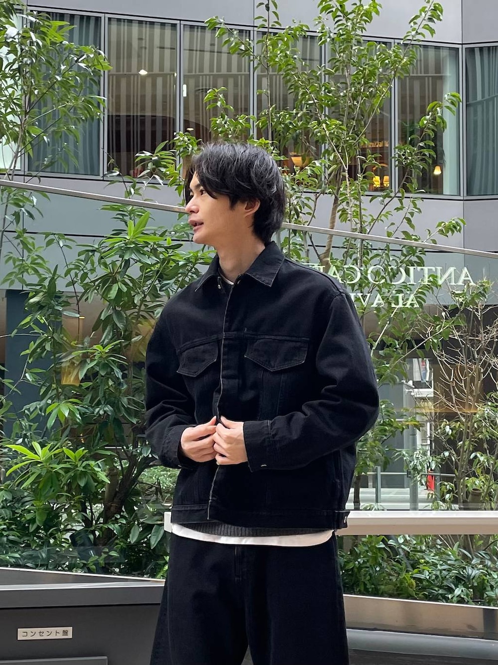 ブラック系のモカシン/デッキシューズ、ブラック系のデニムパンツ、ブラック系のデニムジャケットを着用したメンズの冬コーディネートの3枚目の写真