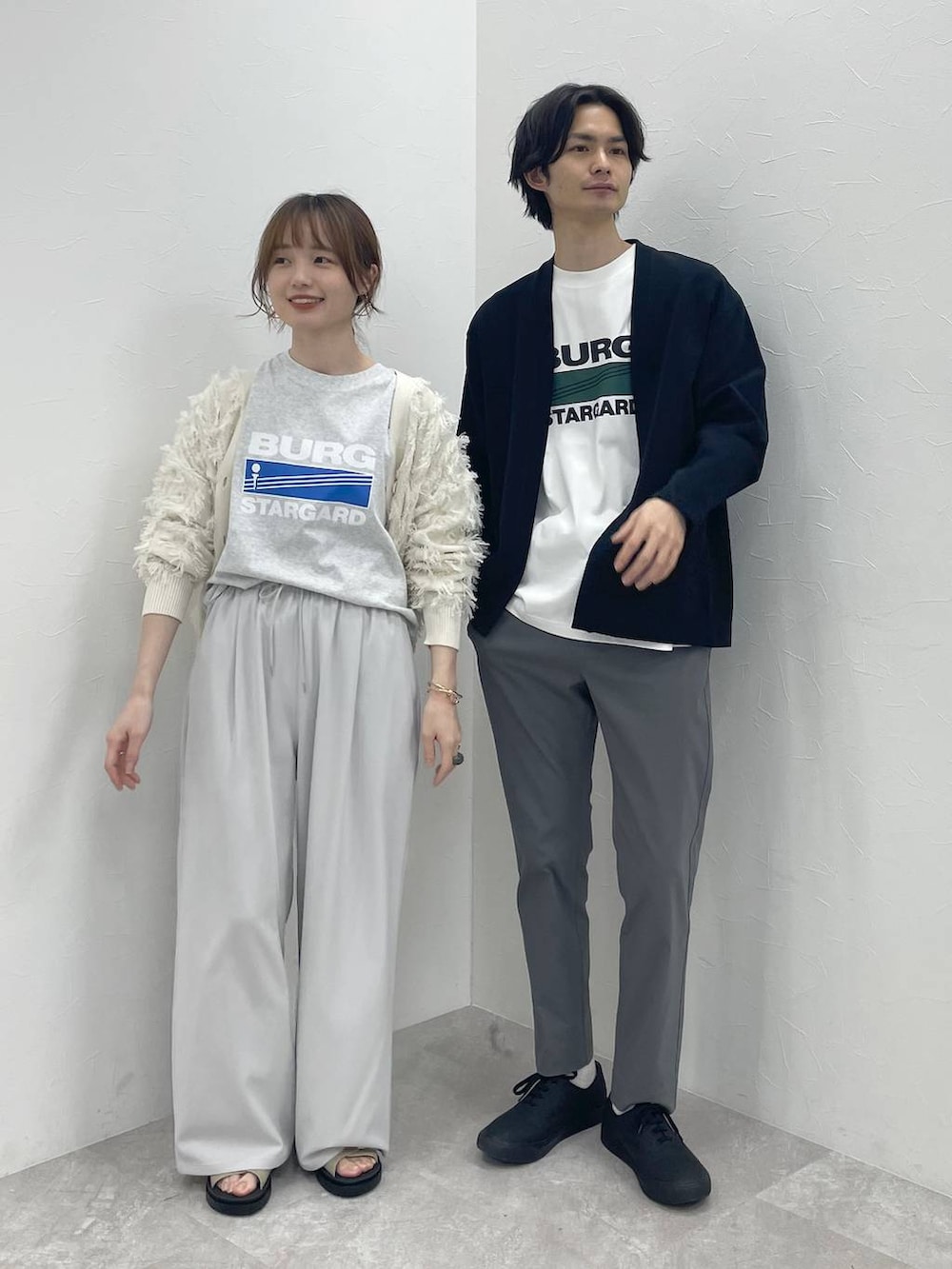 ベージュ系のサンダル、グレー系のその他パンツ、ホワイト系のカーディガン/ボレロを着用したメンズの春コーディネートの2枚目の写真