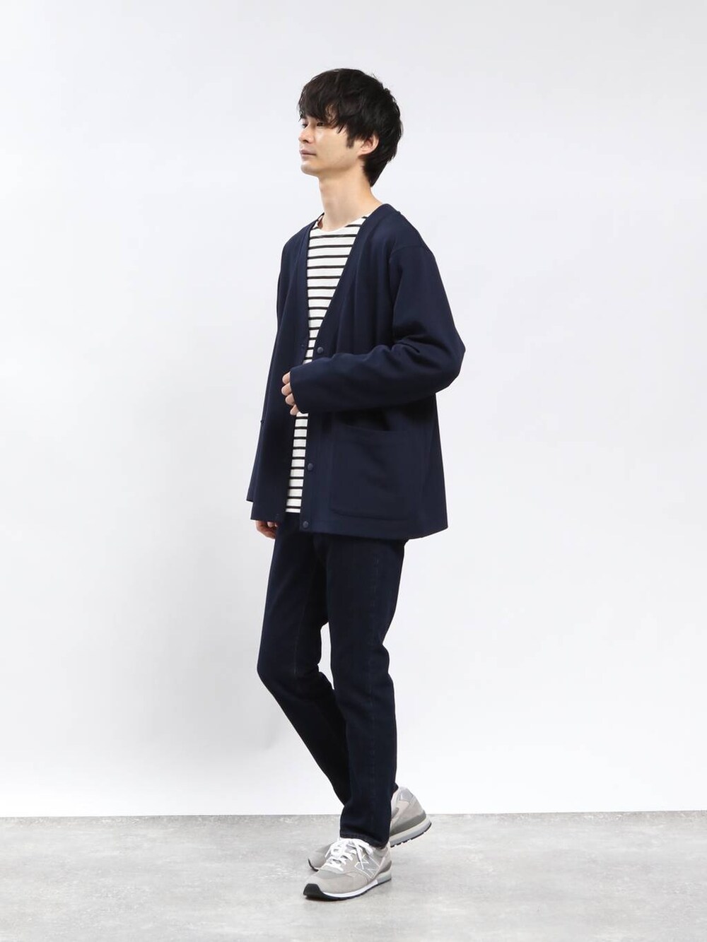 ブルー系のデニムパンツ、グレー系のTシャツ/カットソー、ブルー系のカーディガン/ボレロを着用したメンズの春コーディネートの2枚目の写真