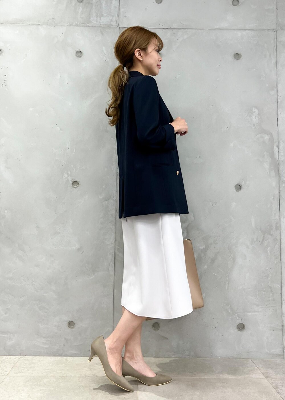 「ジャケット、ブラウス、スカート、オフィスカジュアル、通勤コーデ、お仕事服、パンプス、トートバッグ、ベージュ、ネイビー、きれいめ、春夏コーデ、ママコーデ、ママファッション、骨格ナチュラル」|「ROPE' PICNICの【WEB限定カラー:サックス】白からの解放!多機能ブラウス/きれいめ配色ブラウス(シャツ/ブラウス、ベージュ系)」を使った、wanchanさん(レディース・160cm)の春コーディネートの2枚目の写真