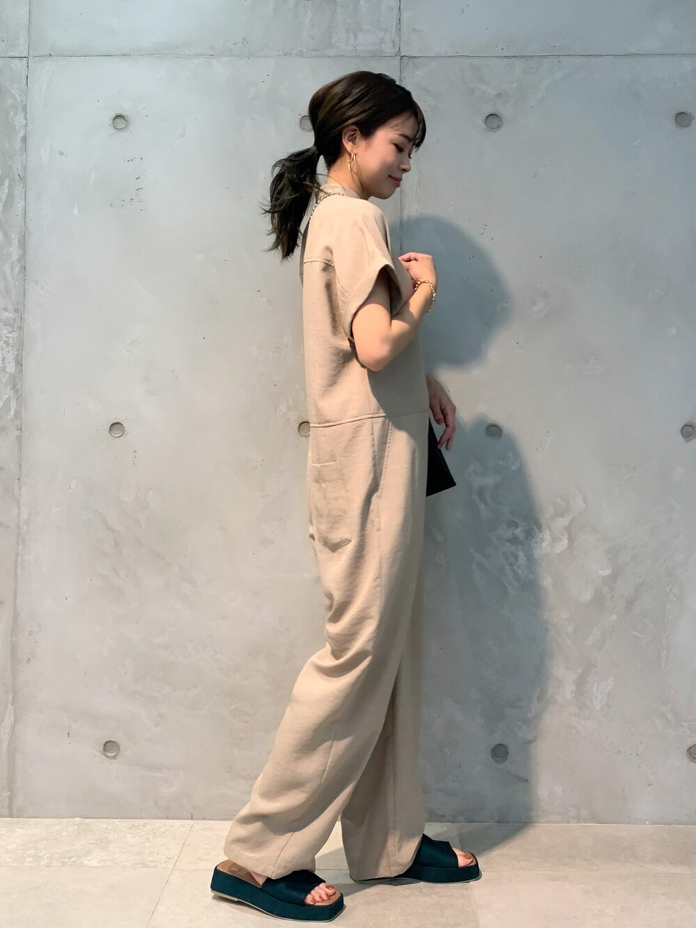 「カジュアル、ベージュ、オールインワン、ナチュラル、大人カジュアル、休日スタイル、サンダル、ootd、おしゃれさんと繋がりたい、オトナ女子」｜「ROPE' PICNICのパールチェーンハンドルソフトミニショルダーバッグ（ショルダーバッグ、ブラック系）」を使った、wanchanさん（レディース・160cm）の夏コーディネートの3枚目の写真