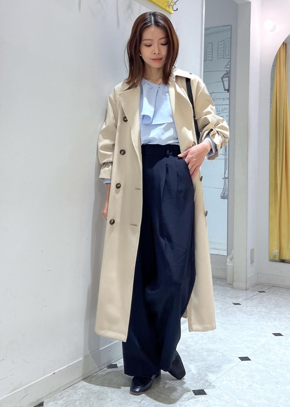 「ママコーデ、きれいめカジュアル、ロングコート、ライトブルー、ラッフルブラウス、タックパンツ、春アウター、春コート、初春コーデ、春コーデ、お仕事コーデ、授業参観日コーデ、お出かけコーデ、推し活コーデ、女子会コーデ」｜「ROPE' PICNICのフレアカラーブラウス/UVカット・接触冷感・吸水速乾（シャツ/ブラウス、ブルー系）」を使った、wanchanさん（レディース・160cm）の春コーディネートの2枚目の写真