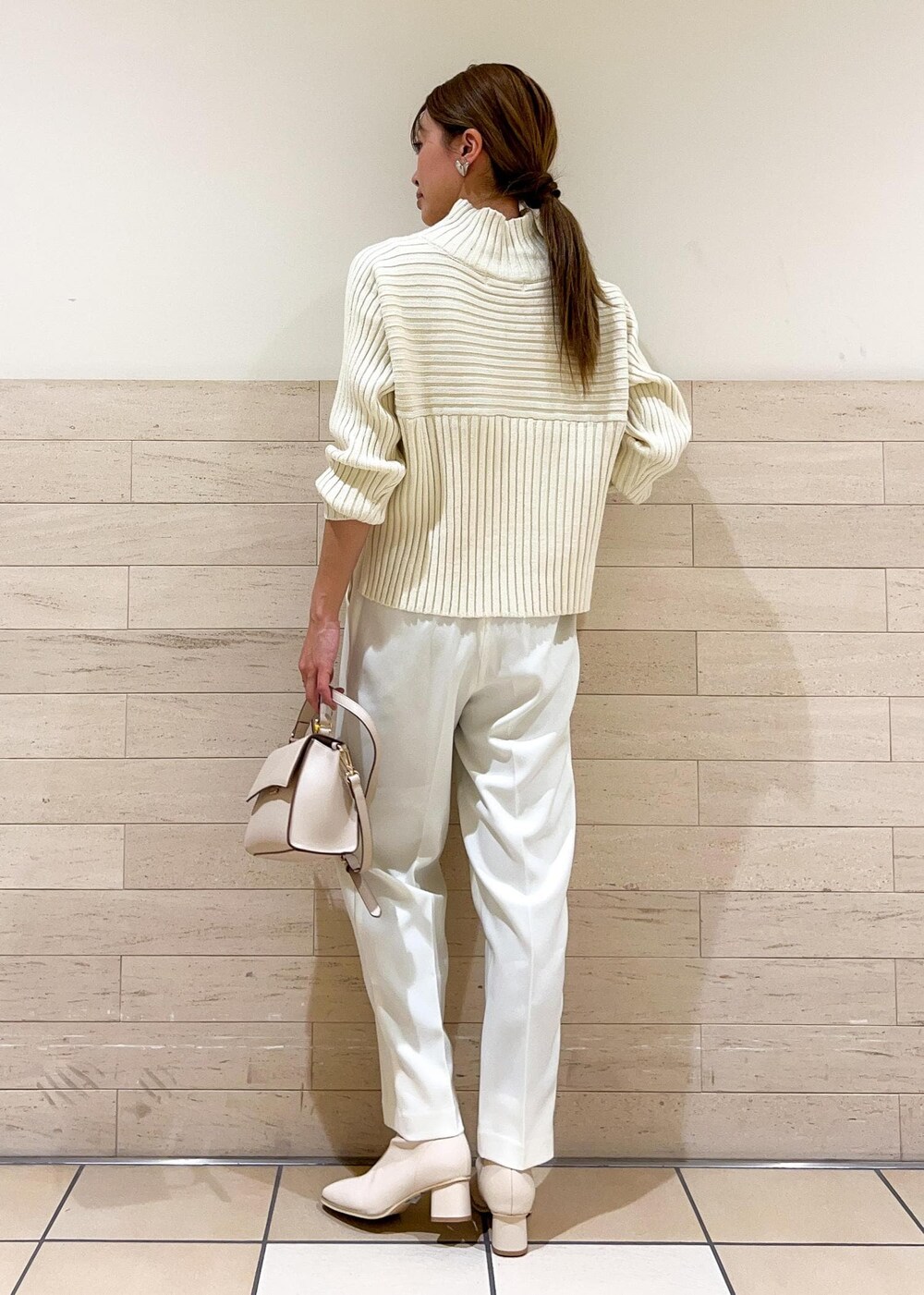 「冬コーデ、冬アウター、コート、ロングコート、ホワイトコーデ、ニット、ホワイトパンツ、スラックス、ブーツ、きれいめカジュアル、休日スタイル、シンプルコーデ、モノトーン、ママコーデ、骨格ナチュラル」｜「ROPE' PICNICのパチパチしにくい・洗濯機OK/スタイルアップが叶うクロップドリブ切り替えニット（ニット/セーター、ホワイト系）」を使った、wanchanさん（レディース・160cm）の冬コーディネートの6枚目の写真