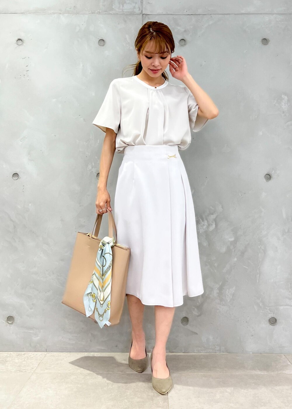 「ジャケット、ブラウス、スカート、オフィスカジュアル、通勤コーデ、お仕事服、パンプス、トートバッグ、ベージュ、ネイビー、きれいめ、春夏コーデ、ママコーデ、ママファッション、骨格ナチュラル」|「ROPE' PICNICの【WEB限定カラー:サックス】白からの解放!多機能ブラウス/きれいめ配色ブラウス(シャツ/ブラウス、ベージュ系)」を使った、wanchanさん(レディース・160cm)の春コーディネートの4枚目の写真