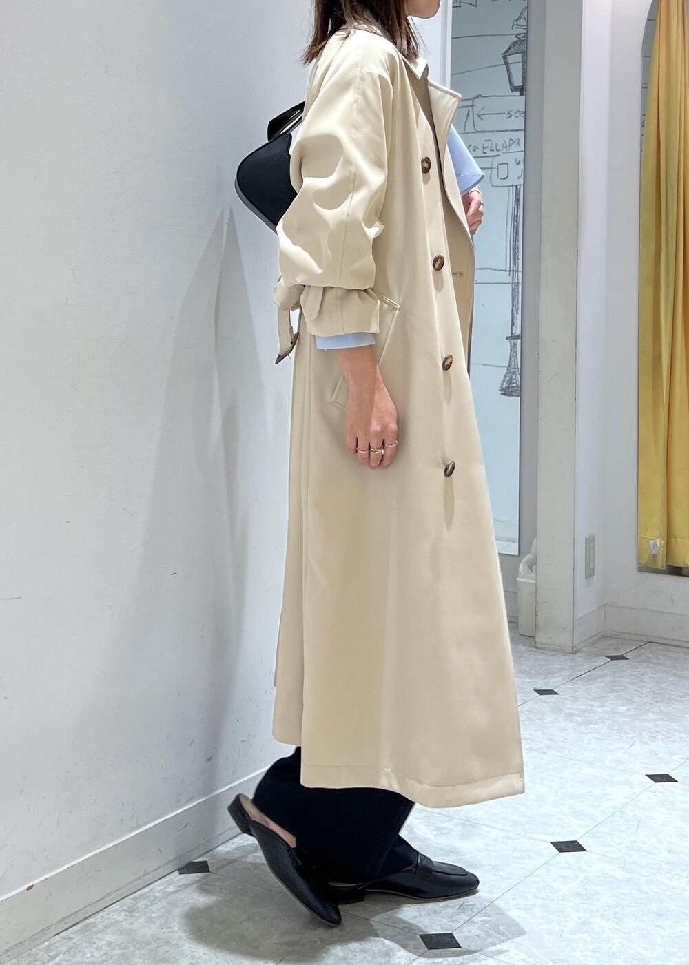 「ママコーデ、きれいめカジュアル、ロングコート、ライトブルー、ラッフルブラウス、タックパンツ、春アウター、春コート、初春コーデ、春コーデ、お仕事コーデ、授業参観日コーデ、お出かけコーデ、推し活コーデ、女子会コーデ」｜「ROPE' PICNICのフレアカラーブラウス/UVカット・接触冷感・吸水速乾（シャツ/ブラウス、ブルー系）」を使った、wanchanさん（レディース・160cm）の春コーディネートの3枚目の写真