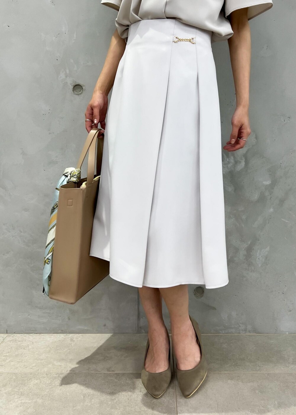 「ジャケット、ブラウス、スカート、オフィスカジュアル、通勤コーデ、お仕事服、パンプス、トートバッグ、ベージュ、ネイビー、きれいめ、春夏コーデ、ママコーデ、ママファッション、骨格ナチュラル」|「ROPE' PICNICの【WEB限定カラー:サックス】白からの解放!多機能ブラウス/きれいめ配色ブラウス(シャツ/ブラウス、ベージュ系)」を使った、wanchanさん(レディース・160cm)の春コーディネートの8枚目の写真