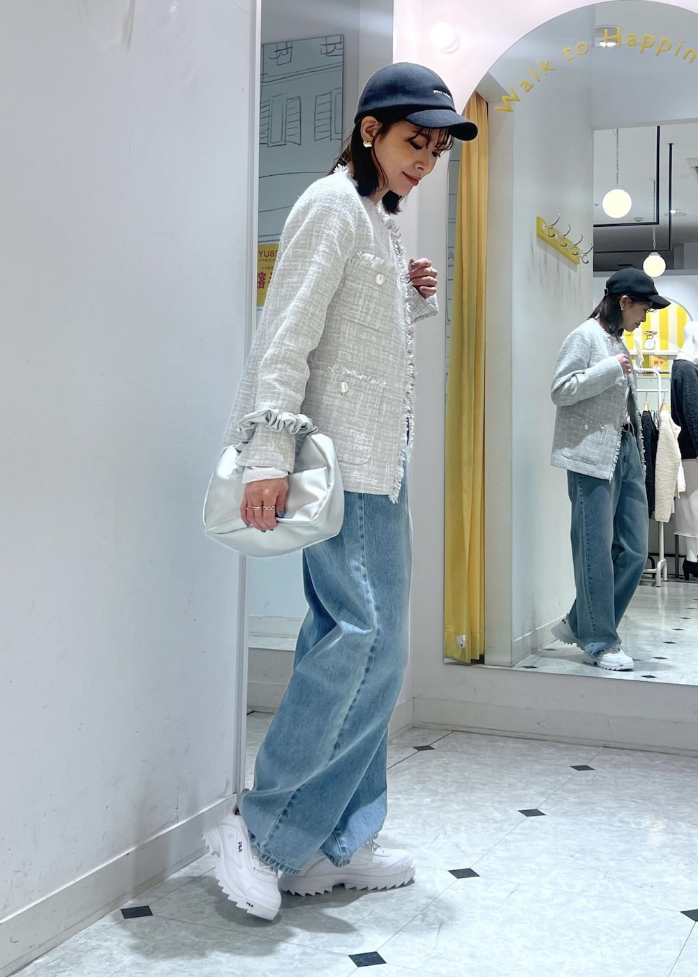 ホワイト系のTシャツ/カットソー、シルバー系のハンドバッグ、グレー系のノーカラージャケットを着用したレディースの冬コーディネートの6枚目の写真