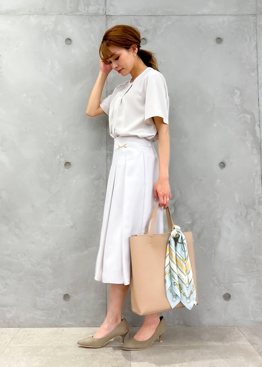 「ジャケット、ブラウス、スカート、オフィスカジュアル、通勤コーデ、お仕事服、パンプス、トートバッグ、ベージュ、ネイビー、きれいめ、春夏コーデ、ママコーデ、ママファッション、骨格ナチュラル」|「ROPE' PICNICの【WEB限定カラー:サックス】白からの解放!多機能ブラウス/きれいめ配色ブラウス(シャツ/ブラウス、ベージュ系)」を使った、wanchanさん(レディース・160cm)の春コーディネートの5枚目の写真