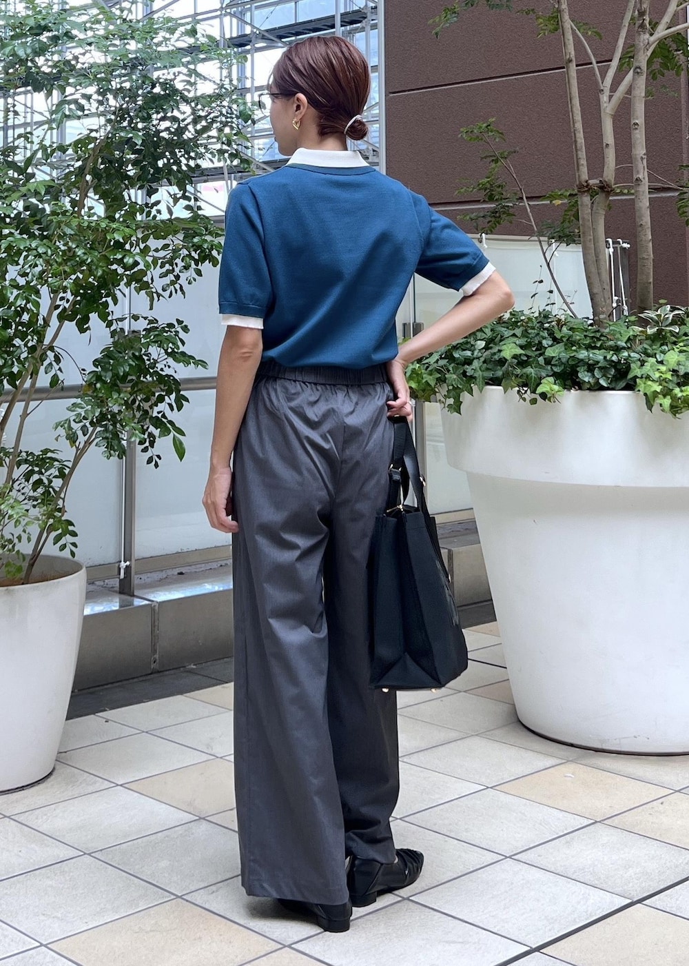 「ママコーデ、ポロニット、グリーン、チャコール、チャコールグレー、グレー、ブラック、対象品番、夏コーデ、初秋コーデ、お仕事コーデ、授業参観日コーデ、デートコーデ、お出かけコーデ、女子会コーデ」｜「ROPE' PICNICの【新色追加】バイカラーレイヤード風ニットポロシャツ（ポロシャツ、グリーン系）」を使った、wanchanさん（レディース・160cm）の秋コーディネートの5枚目の写真