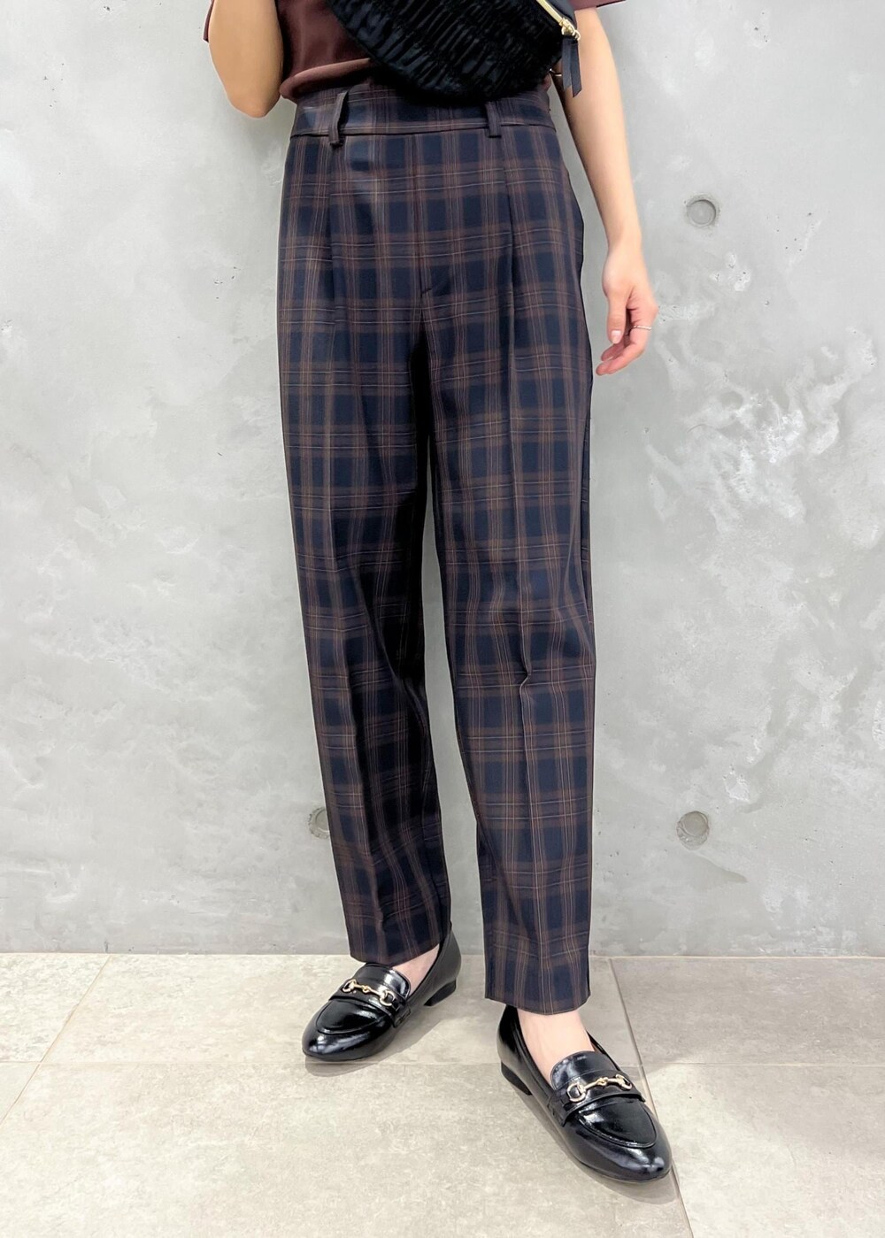 「サマーニット、チェックパンツ、テーパードパンツ、カジュアル、春夏、春夏コーデ、ブラウンコーデ、パンツコーデ、ママコーデ、ママファッション、160cm、骨格ナチュラル、23SS夏の新作、beauty knit、洗濯機ok」｜「HARUTAのROPE' PICNIC PASSAGE byHARUTA/リンクルエナメルビット付フラットローファー（ローファー、ブラック系）」を使った、wanchanさん（レディース・160cm）の夏コーディネートの4枚目の写真