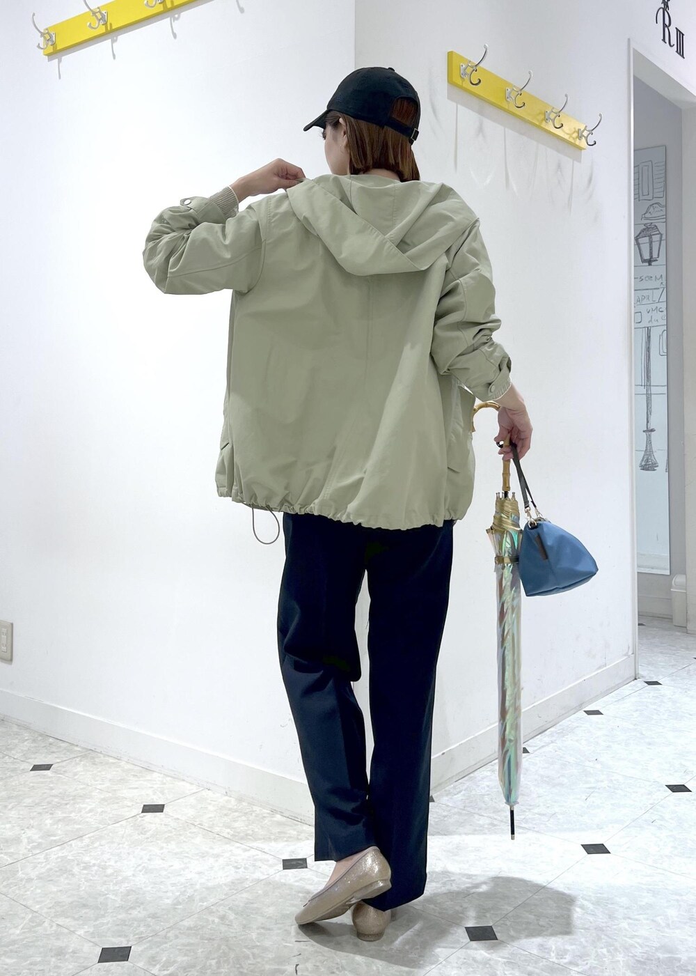 グレー系のTシャツ/カットソー、グリーン系のマウンテンパーカー、ブルー系のその他パンツを着用したレディースの春コーディネートの5枚目の写真