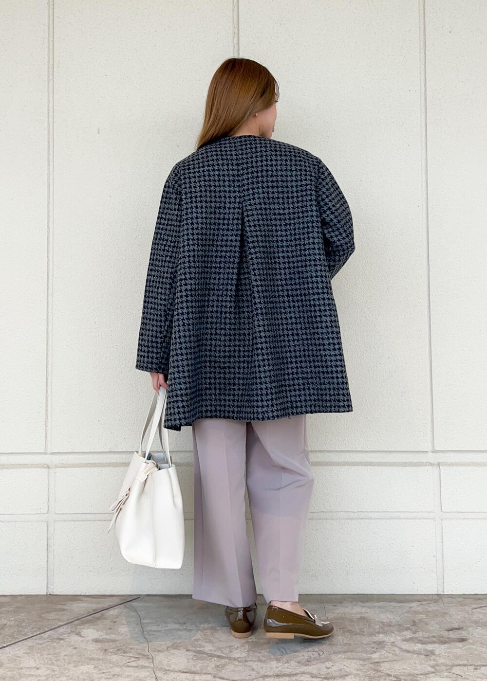 ホワイト系のシャツ/ブラウス、ホワイト系のトートバッグ、イエロー系のその他パンツを着用したレディースの冬コーディネートの3枚目の写真