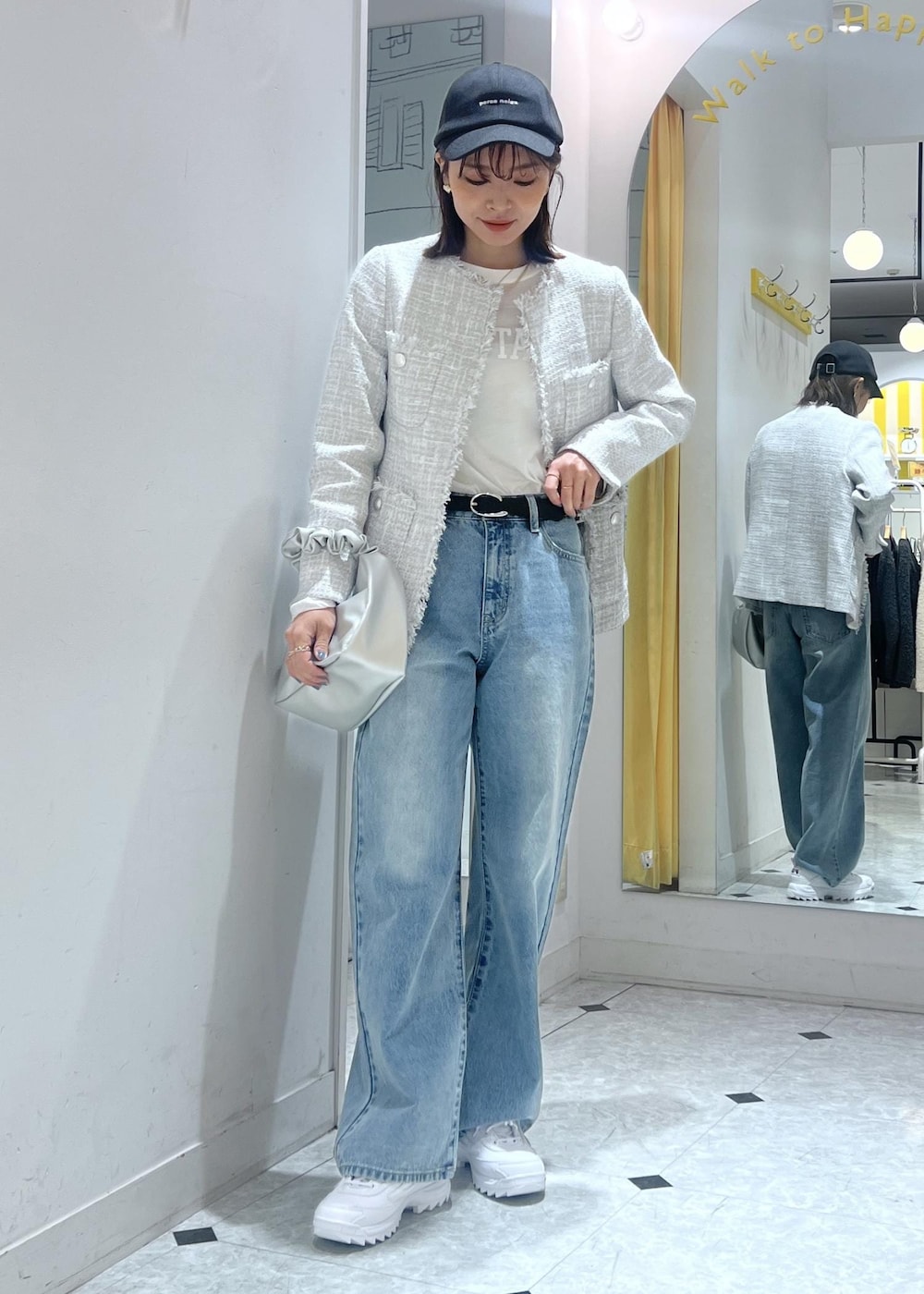 ホワイト系のTシャツ/カットソー、シルバー系のハンドバッグ、グレー系のノーカラージャケットを着用したレディースの冬コーディネートの7枚目の写真