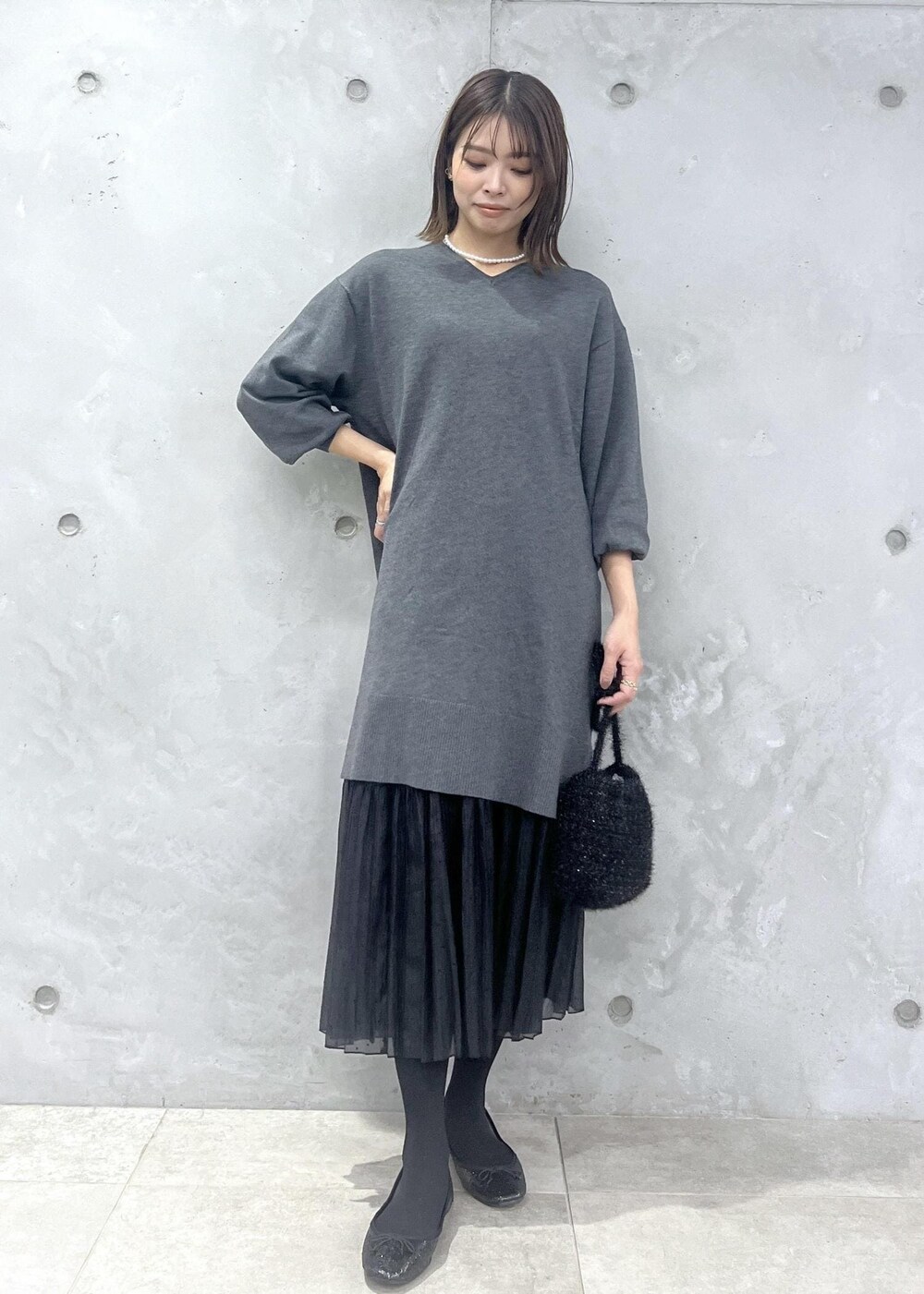 「冬コート、冬アウター、ブラックコーデ、ダウンコート、ロングダウン、ニットワンピース、ニットワンピ、グレー、Vネック、ロングスカート、ドット柄、パンプス、グリッター、ニットバッグ、ラメ」｜「ROPE' PICNICの着丈が選べるペーパーライクドットティアードスカート（スカート、ブラック系）」を使った、wanchanさん（レディース・160cm）の冬コーディネートの7枚目の写真