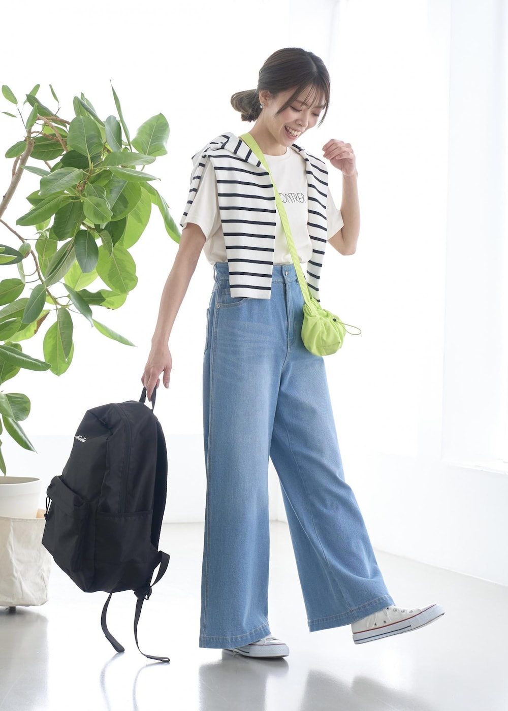 「春コーデ、ロゴT、カーディガン、デニム、デニムパンツ、ワイドパンツ、リュック、ショルダーバッグ、休日スタイル、ママコーデ、お出かけコーデ、シンプルコーデ、旅行、春服みてみて、骨格ナチュラル」｜「ROPE' PICNICの着丈選べるミラノリブカーディガン（カーディガン/ボレロ、ホワイト系）」を使った、wanchanさん（レディース・160cm）の春コーディネートの2枚目の写真
