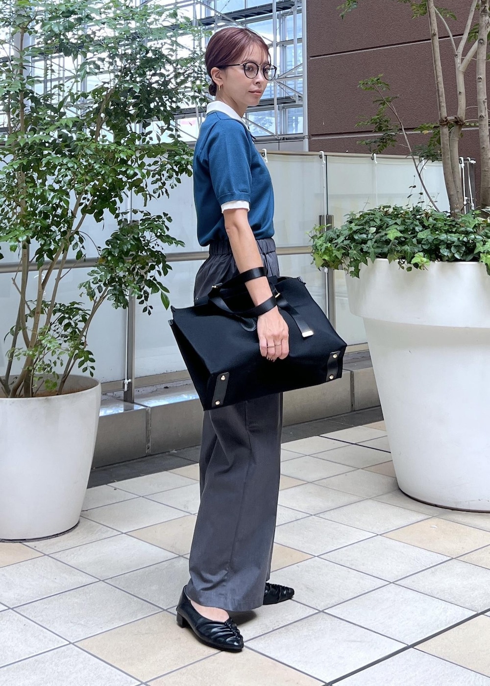 「ママコーデ、ポロニット、グリーン、チャコール、チャコールグレー、グレー、ブラック、対象品番、夏コーデ、初秋コーデ、お仕事コーデ、授業参観日コーデ、デートコーデ、お出かけコーデ、女子会コーデ」｜「ROPE' PICNICの【新色追加】バイカラーレイヤード風ニットポロシャツ（ポロシャツ、グリーン系）」を使った、wanchanさん（レディース・160cm）の秋コーディネートの6枚目の写真
