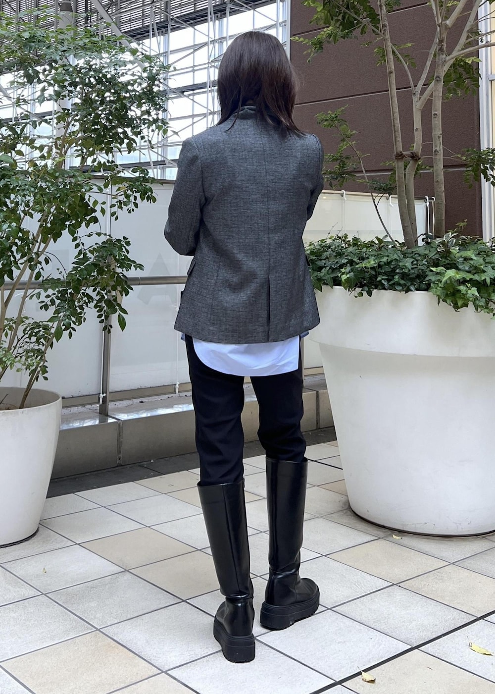 ブラック系のその他パンツ、ブラック系のショルダーバッグ、ブルー系のシャツ/ブラウスを着用したレディースの冬コーディネートの3枚目の写真