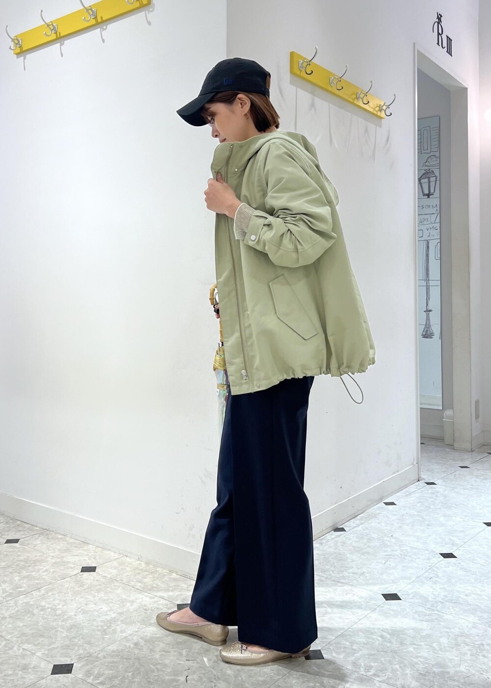 グレー系のTシャツ/カットソー、グリーン系のマウンテンパーカー、ブルー系のその他パンツを着用したレディースの春コーディネートの3枚目の写真