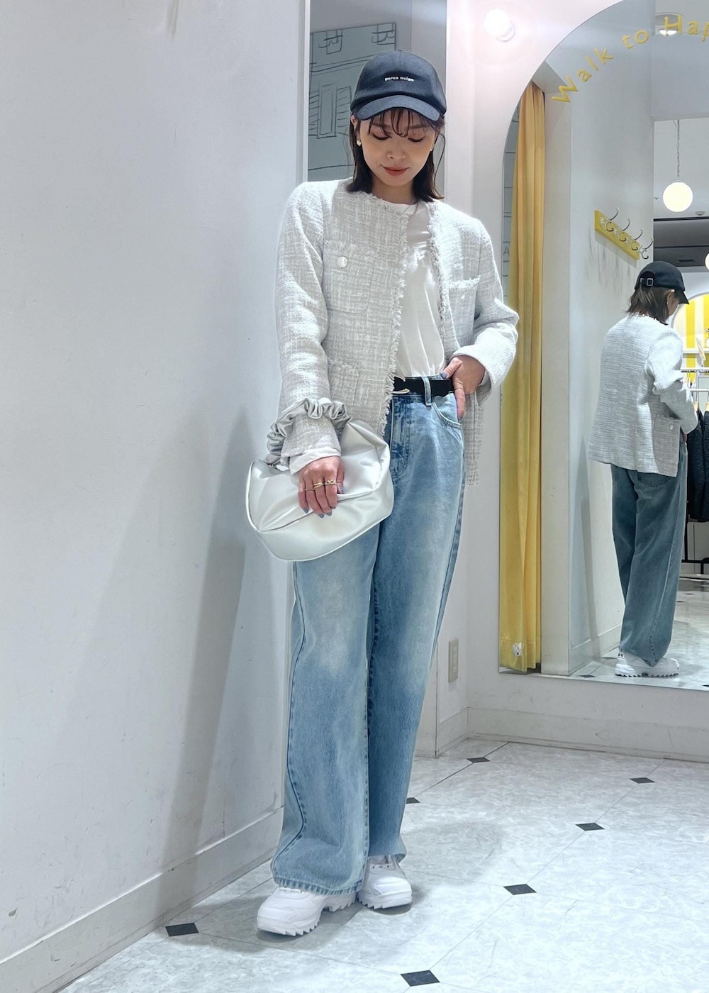 ホワイト系のTシャツ/カットソー、シルバー系のハンドバッグ、グレー系のノーカラージャケットを着用したレディースの冬コーディネートの2枚目の写真