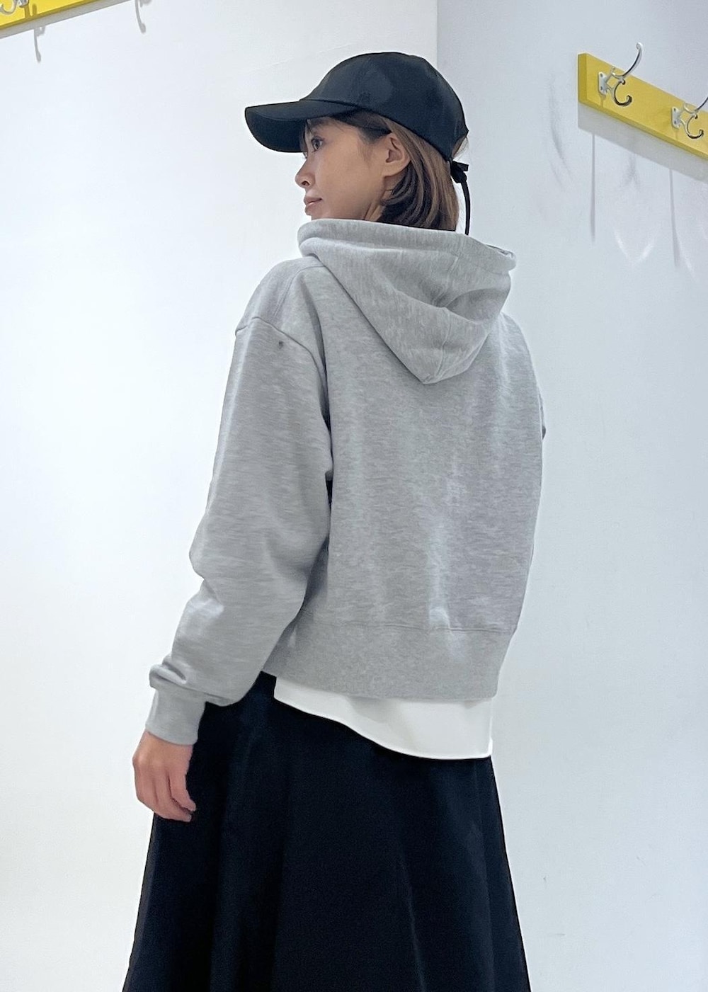 ホワイト系のシャツ/ブラウス、ブラック系のブーツ、ブラック系のスカートを着用したレディースの秋コーディネートの8枚目の写真