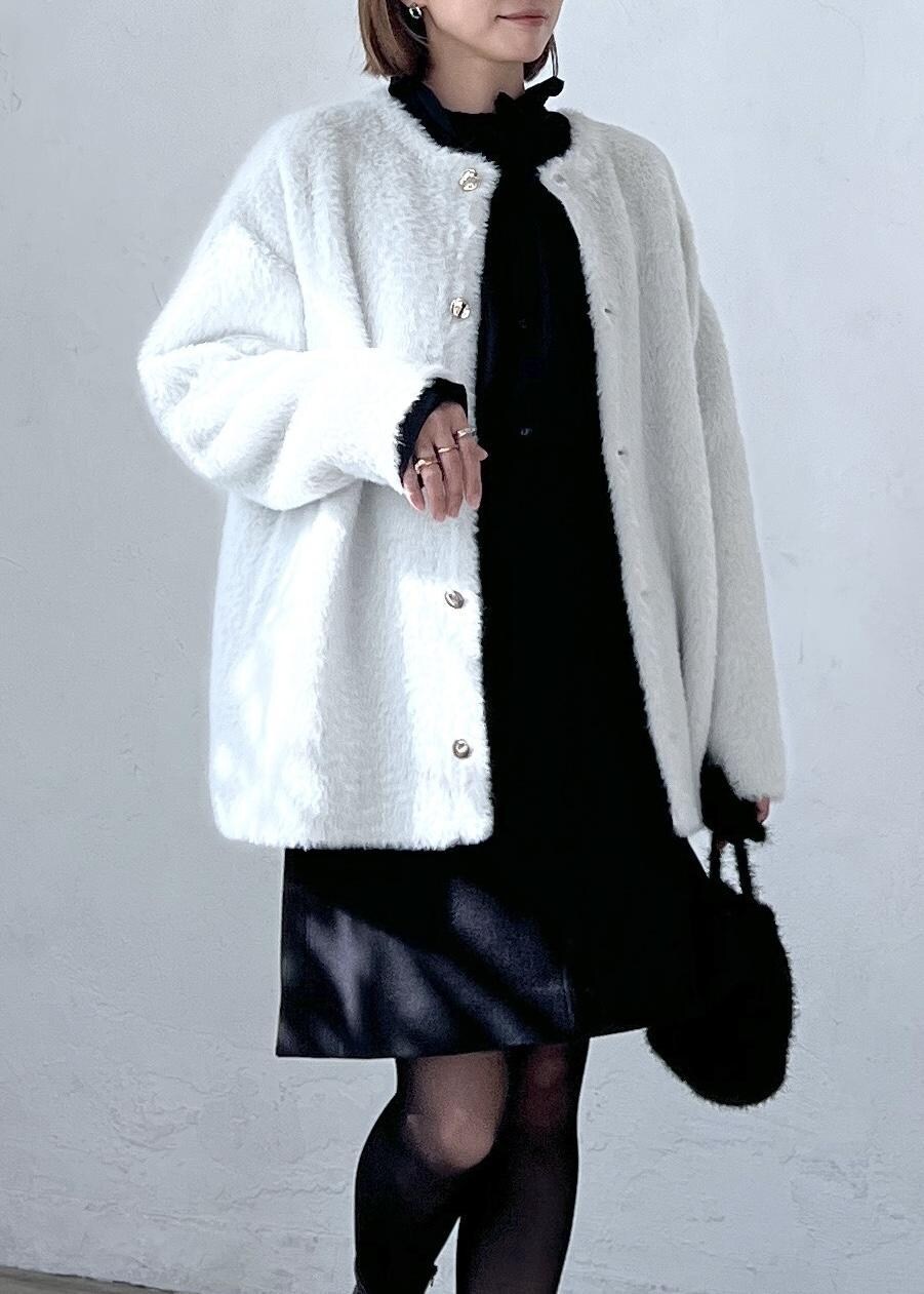 「ブラックコーデ、ブラウス、フリル、ミニ丈、台形、台形スカート、ハンドバッグ、ニット、長袖、クルーネック、コート、ノーカラー、ミドル丈、ミディアム、ブラック」｜「ROPE' PICNICの2WAY/フリルブラウス（シャツ/ブラウス、ブラック系）」を使った、wanchanさん（レディース・160cm）の秋コーディネートの4枚目の写真