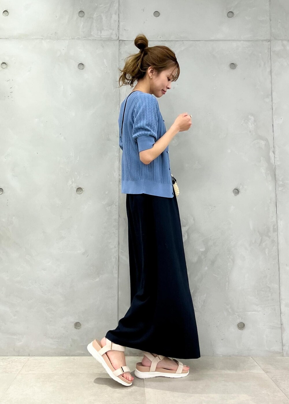 「ニット、透かし編み、カーディガン、アンサンブル、ロングスカート、カゴバッグ、春夏コーデ、カジュアル、ママコーデ、ママファッション、スカートコーデ、スポサン、春夏、160cm、骨格ナチュラル」｜「ROPE' PICNICのカラーフラップペーパーマイクロミニショルダーバッグ（ショルダーバッグ、ブラック系）」を使った、wanchanさん（レディース・160cm）の夏コーディネートの2枚目の写真
