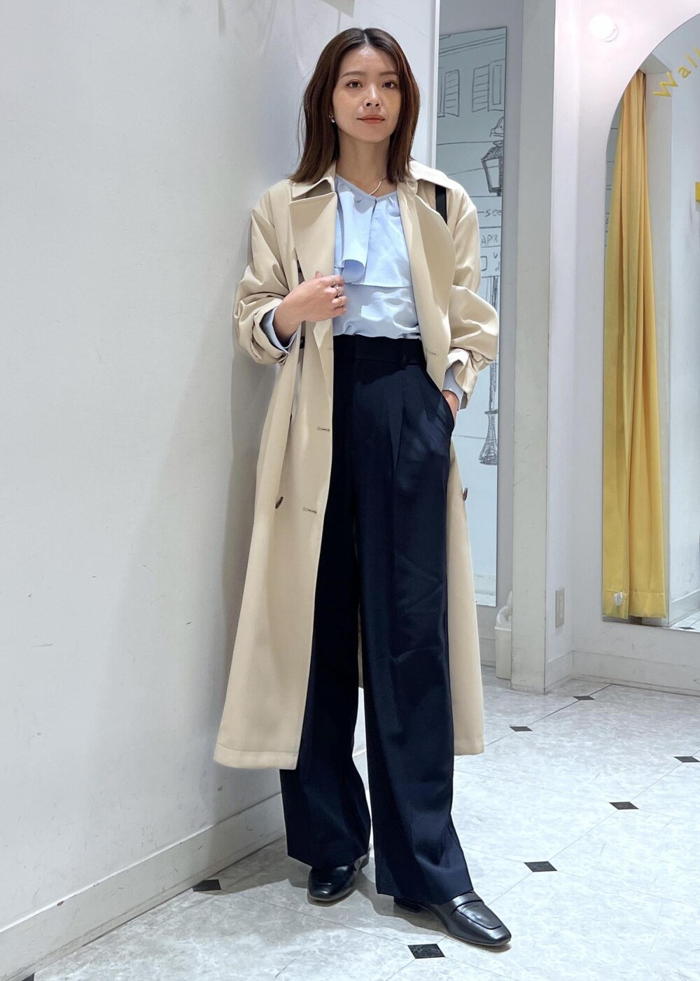 「ママコーデ、きれいめカジュアル、ロングコート、ライトブルー、ラッフルブラウス、タックパンツ、春アウター、春コート、初春コーデ、春コーデ、お仕事コーデ、授業参観日コーデ、お出かけコーデ、推し活コーデ、女子会コーデ」｜「ROPE' PICNICのフレアカラーブラウス/UVカット・接触冷感・吸水速乾（シャツ/ブラウス、ブルー系）」を使った、wanchanさん（レディース・160cm）の春コーディネートの10枚目の写真