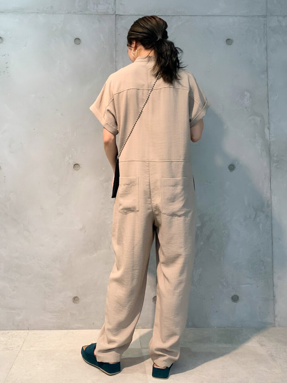 「カジュアル、ベージュ、オールインワン、ナチュラル、大人カジュアル、休日スタイル、サンダル、ootd、おしゃれさんと繋がりたい、オトナ女子」｜「ROPE' PICNICのパールチェーンハンドルソフトミニショルダーバッグ（ショルダーバッグ、ブラック系）」を使った、wanchanさん（レディース・160cm）の夏コーディネートの2枚目の写真