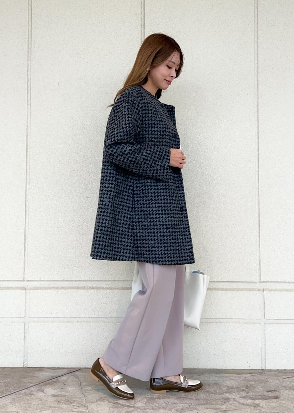 ホワイト系のシャツ/ブラウス、ホワイト系のトートバッグ、イエロー系のその他パンツを着用したレディースの冬コーディネートの2枚目の写真