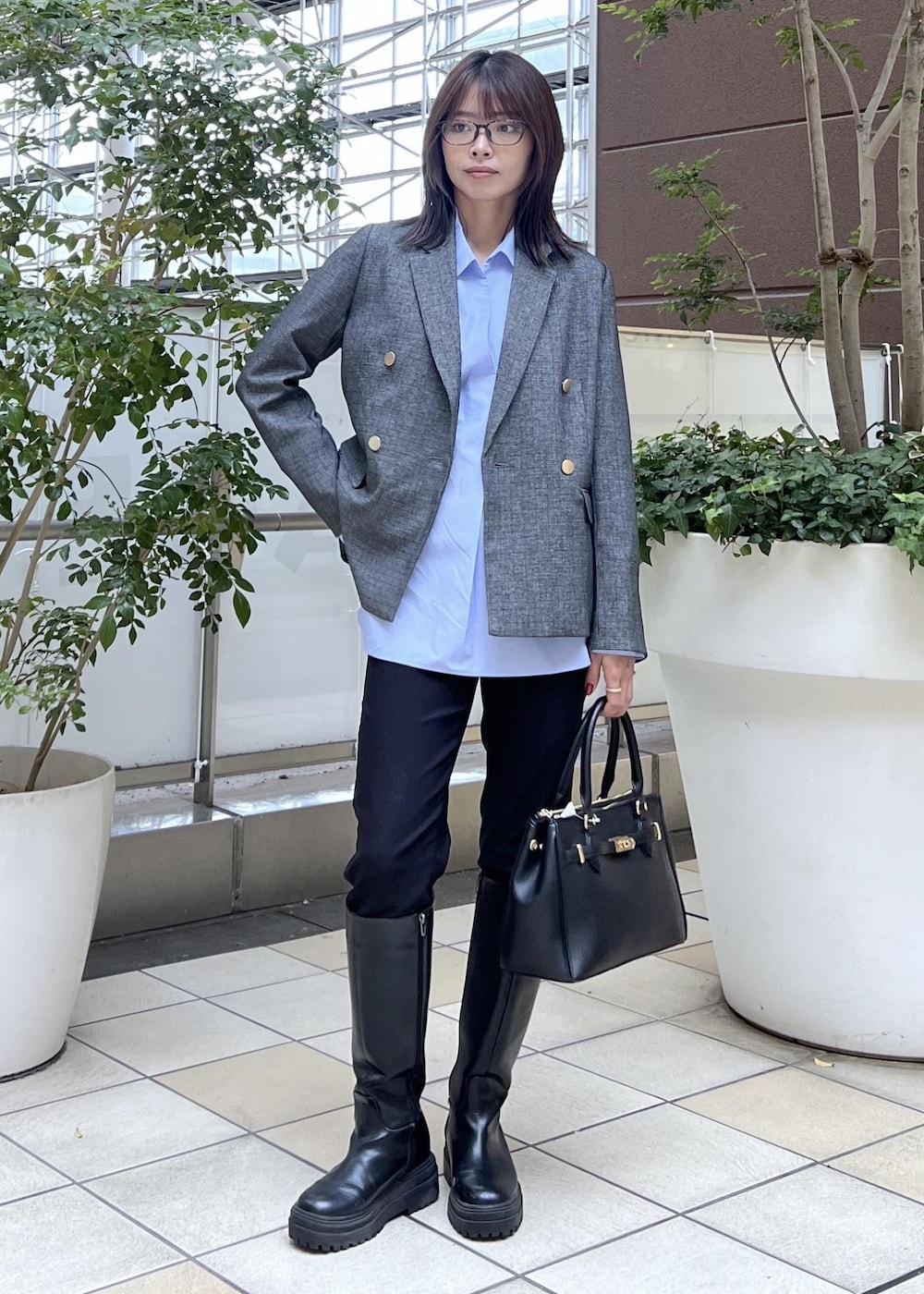 ブラック系のその他パンツ、ブラック系のショルダーバッグ、ブルー系のシャツ/ブラウスを着用したレディースの冬コーディネートの6枚目の写真