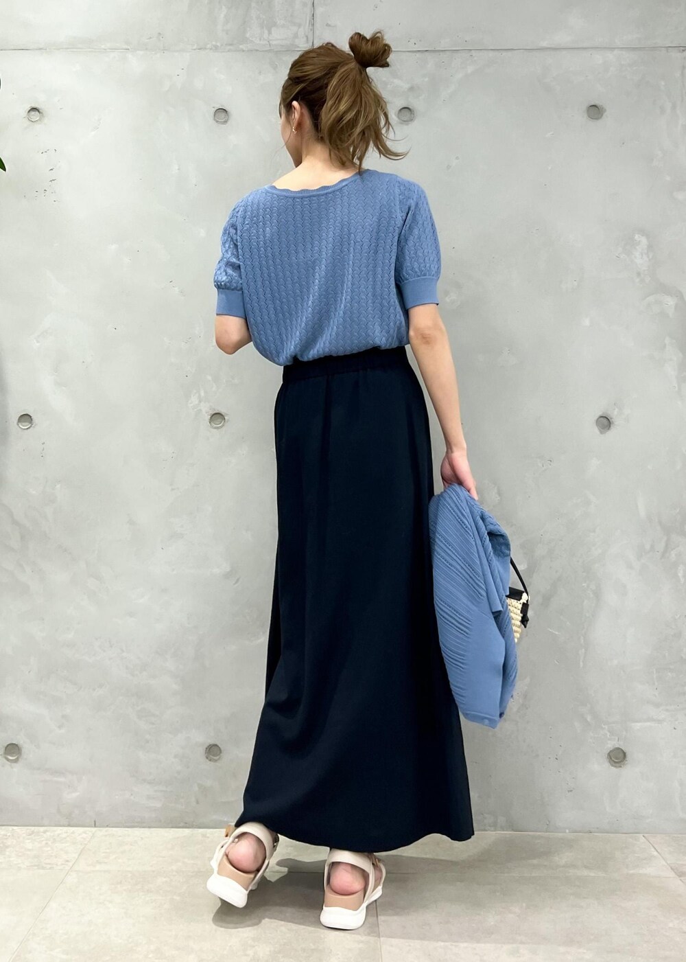 「ニット、透かし編み、カーディガン、アンサンブル、ロングスカート、カゴバッグ、春夏コーデ、カジュアル、ママコーデ、ママファッション、スカートコーデ、スポサン、春夏、160cm、骨格ナチュラル」｜「ROPE' PICNICのカラーフラップペーパーマイクロミニショルダーバッグ（ショルダーバッグ、ブラック系）」を使った、wanchanさん（レディース・160cm）の夏コーディネートの6枚目の写真