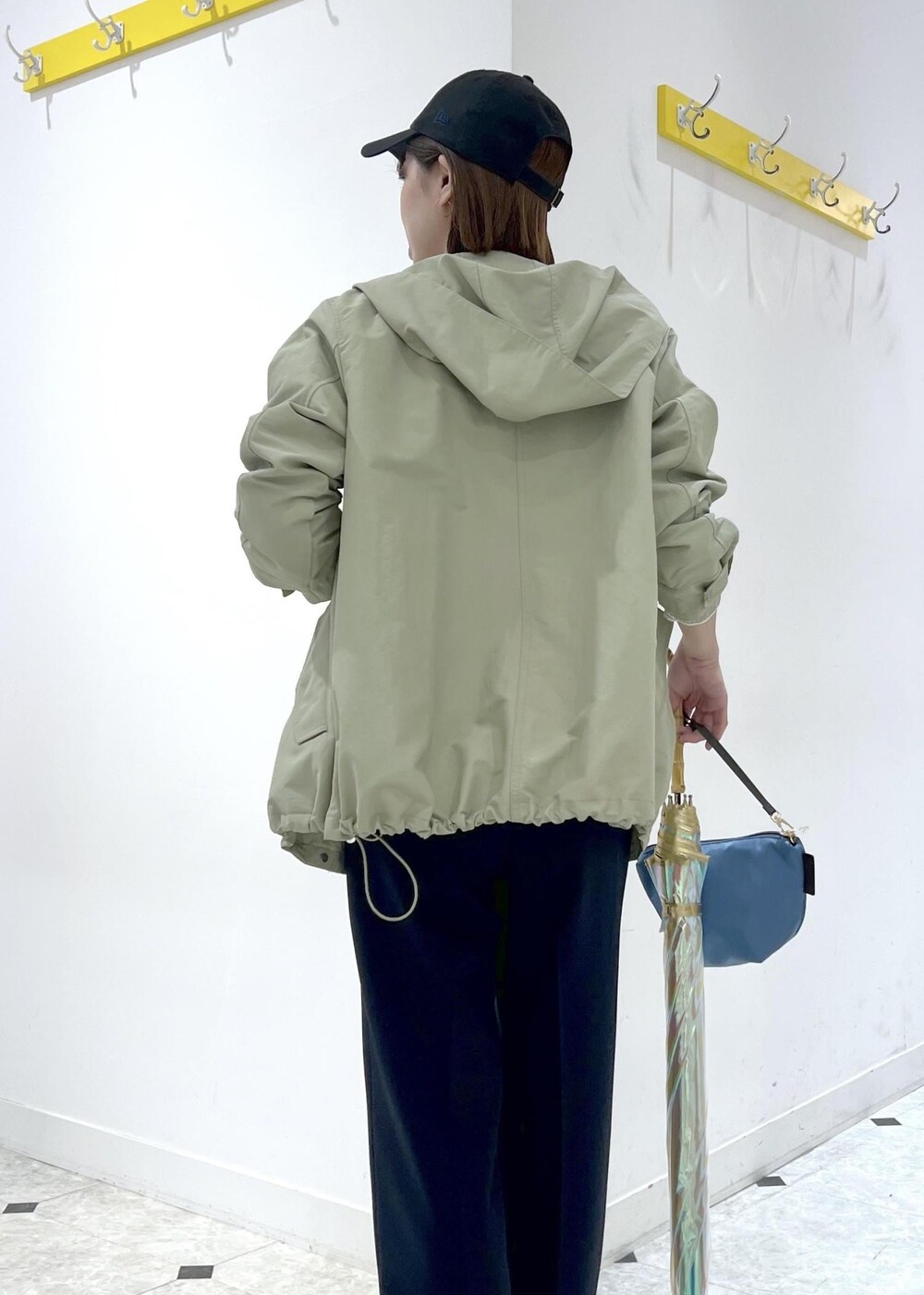 グレー系のTシャツ/カットソー、グリーン系のマウンテンパーカー、ブルー系のその他パンツを着用したレディースの春コーディネートの6枚目の写真