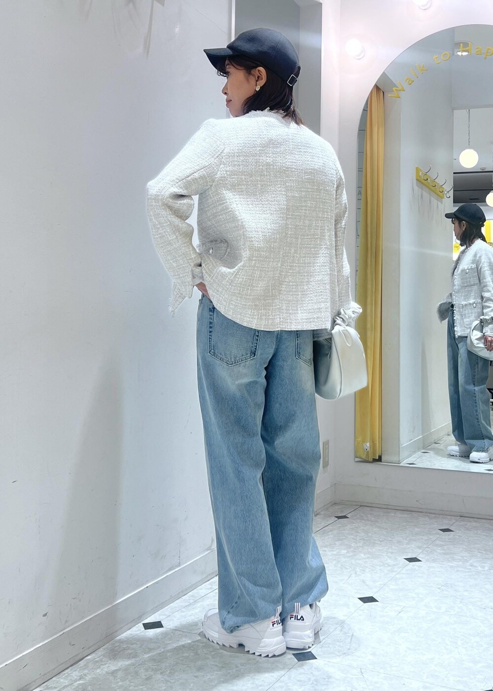 ホワイト系のTシャツ/カットソー、シルバー系のハンドバッグ、グレー系のノーカラージャケットを着用したレディースの冬コーディネートの4枚目の写真