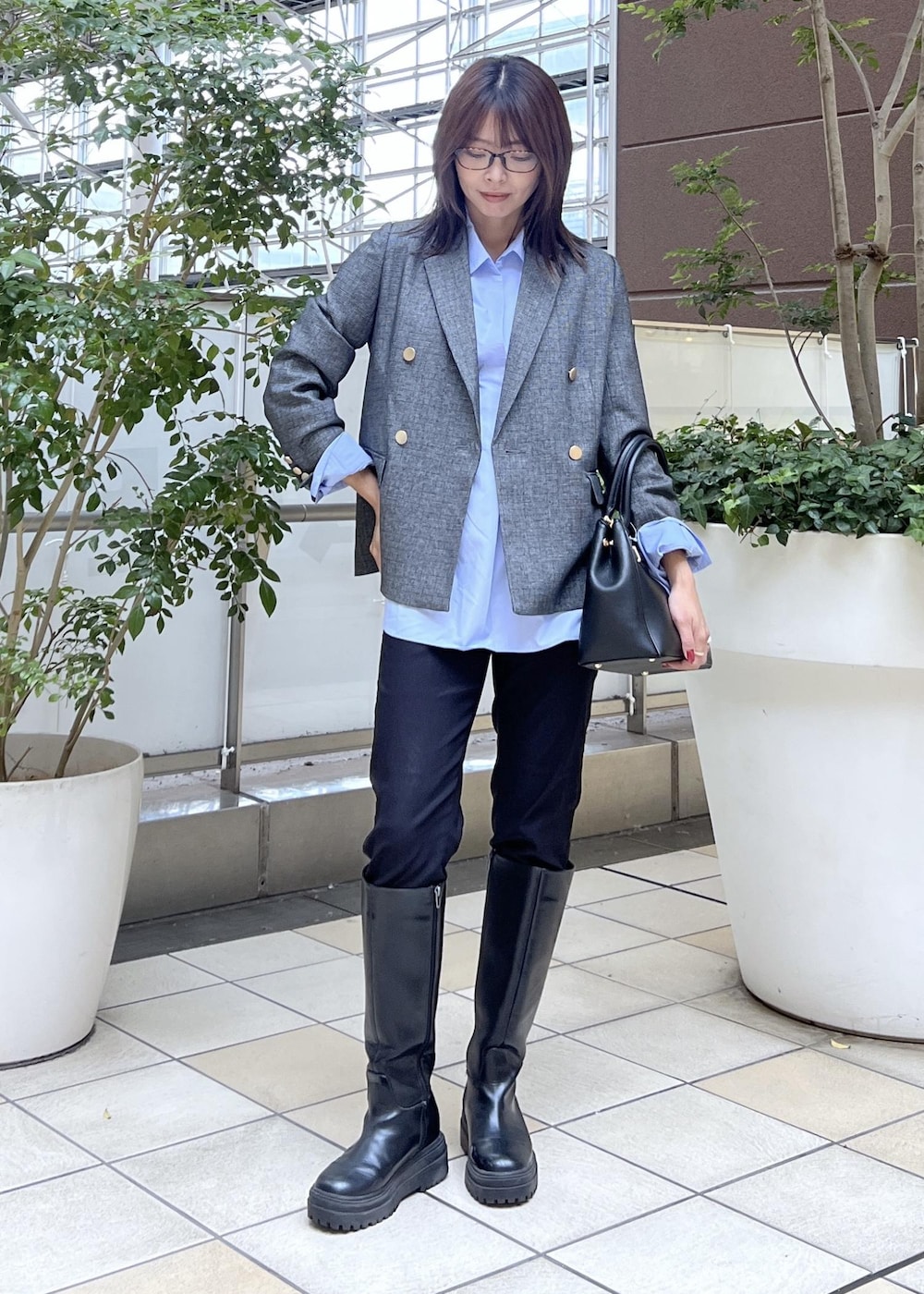 ブラック系のその他パンツ、ブラック系のショルダーバッグ、ブルー系のシャツ/ブラウスを着用したレディースの冬コーディネートの5枚目の写真