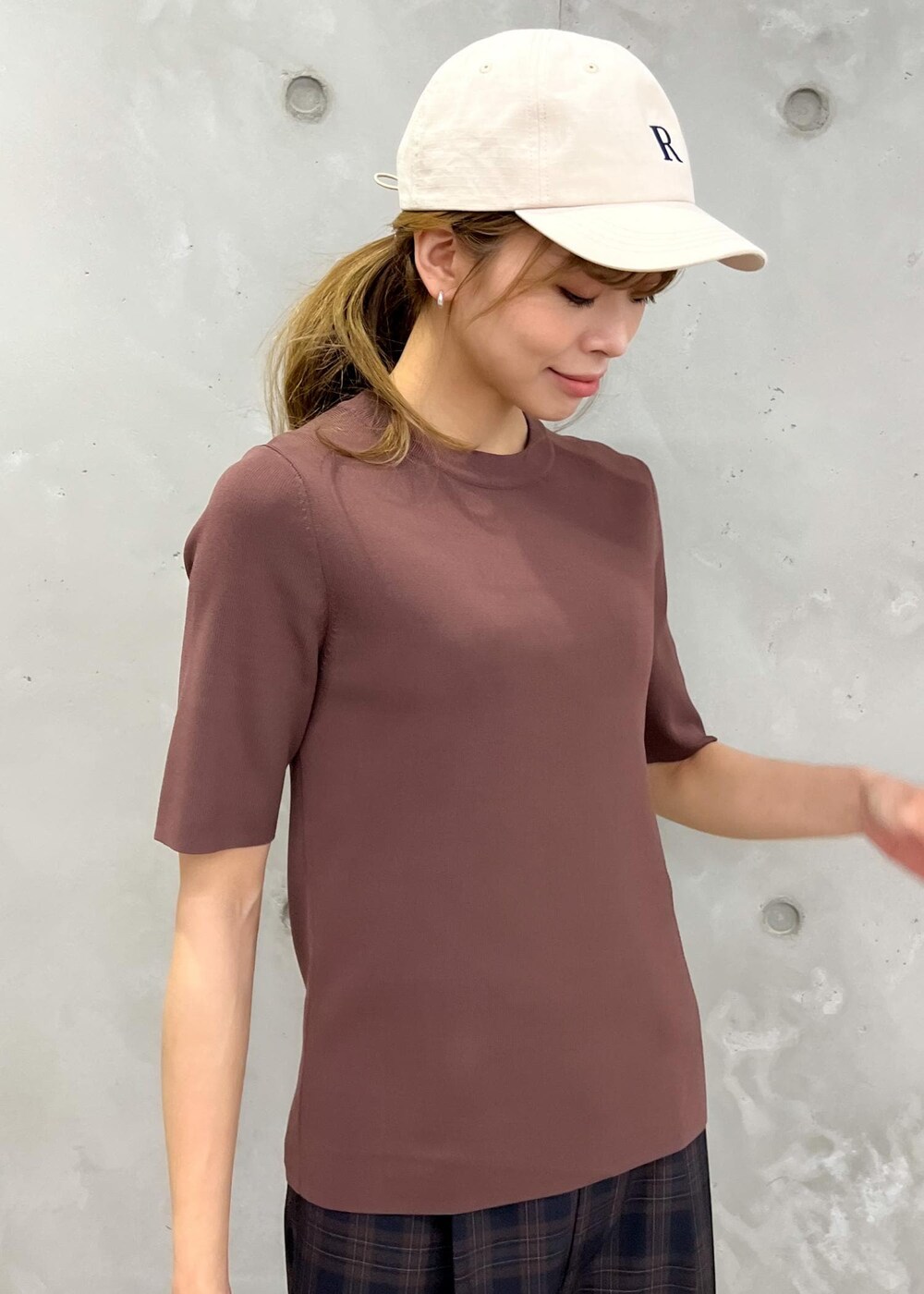 「サマーニット、チェックパンツ、テーパードパンツ、カジュアル、春夏、春夏コーデ、ブラウンコーデ、パンツコーデ、ママコーデ、ママファッション、160cm、骨格ナチュラル、23SS夏の新作、beauty knit、洗濯機ok」｜「HARUTAのROPE' PICNIC PASSAGE byHARUTA/リンクルエナメルビット付フラットローファー（ローファー、ブラック系）」を使った、wanchanさん（レディース・160cm）の夏コーディネートの5枚目の写真