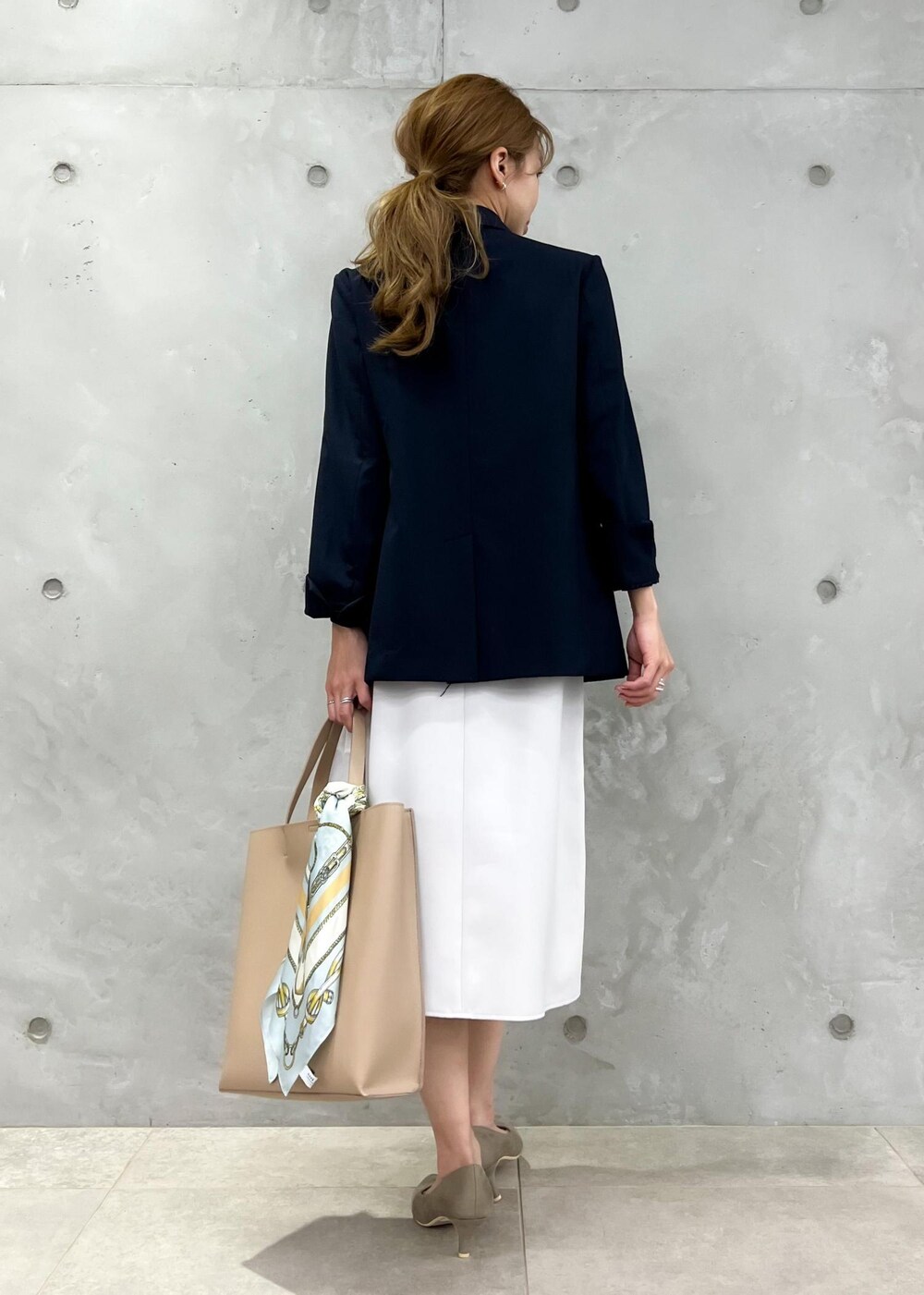 「ジャケット、ブラウス、スカート、オフィスカジュアル、通勤コーデ、お仕事服、パンプス、トートバッグ、ベージュ、ネイビー、きれいめ、春夏コーデ、ママコーデ、ママファッション、骨格ナチュラル」|「ROPE' PICNICの【WEB限定カラー:サックス】白からの解放!多機能ブラウス/きれいめ配色ブラウス(シャツ/ブラウス、ベージュ系)」を使った、wanchanさん(レディース・160cm)の春コーディネートの3枚目の写真