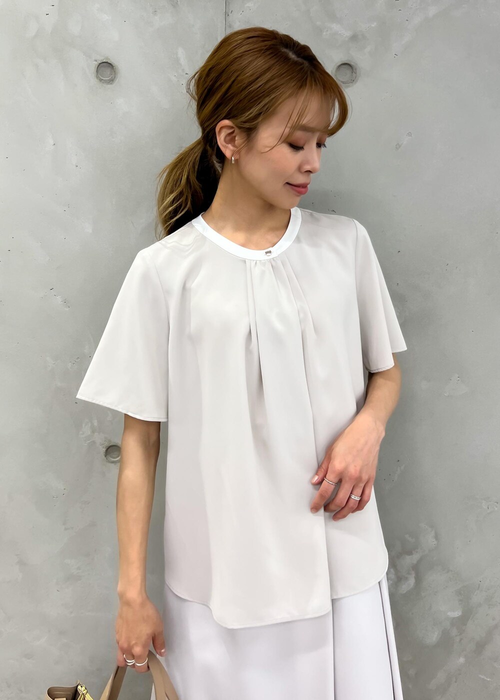 「ジャケット、ブラウス、スカート、オフィスカジュアル、通勤コーデ、お仕事服、パンプス、トートバッグ、ベージュ、ネイビー、きれいめ、春夏コーデ、ママコーデ、ママファッション、骨格ナチュラル」|「ROPE' PICNICの【WEB限定カラー:サックス】白からの解放!多機能ブラウス/きれいめ配色ブラウス(シャツ/ブラウス、ベージュ系)」を使った、wanchanさん(レディース・160cm)の春コーディネートの7枚目の写真