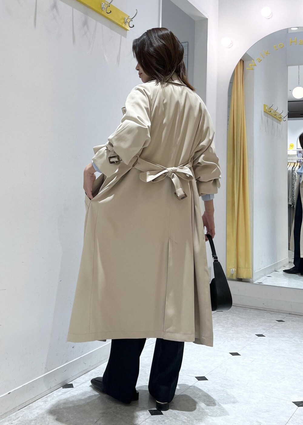 「ママコーデ、きれいめカジュアル、ロングコート、ライトブルー、ラッフルブラウス、タックパンツ、春アウター、春コート、初春コーデ、春コーデ、お仕事コーデ、授業参観日コーデ、お出かけコーデ、推し活コーデ、女子会コーデ」｜「ROPE' PICNICのフレアカラーブラウス/UVカット・接触冷感・吸水速乾（シャツ/ブラウス、ブルー系）」を使った、wanchanさん（レディース・160cm）の春コーディネートの4枚目の写真