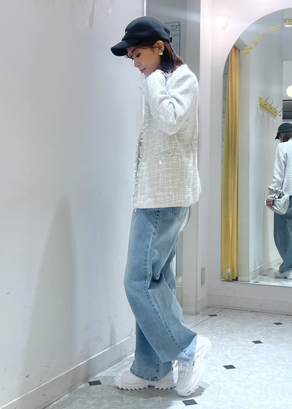 ホワイト系のTシャツ/カットソー、シルバー系のハンドバッグ、グレー系のノーカラージャケットを着用したレディースの冬コーディネートの3枚目の写真