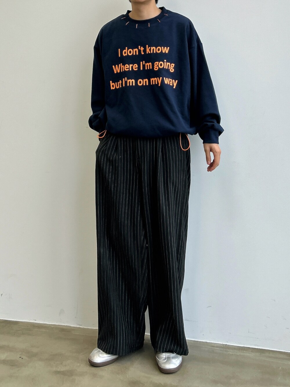 ブルー系のスウェットを着用したレディースの秋コーディネートの3枚目の写真