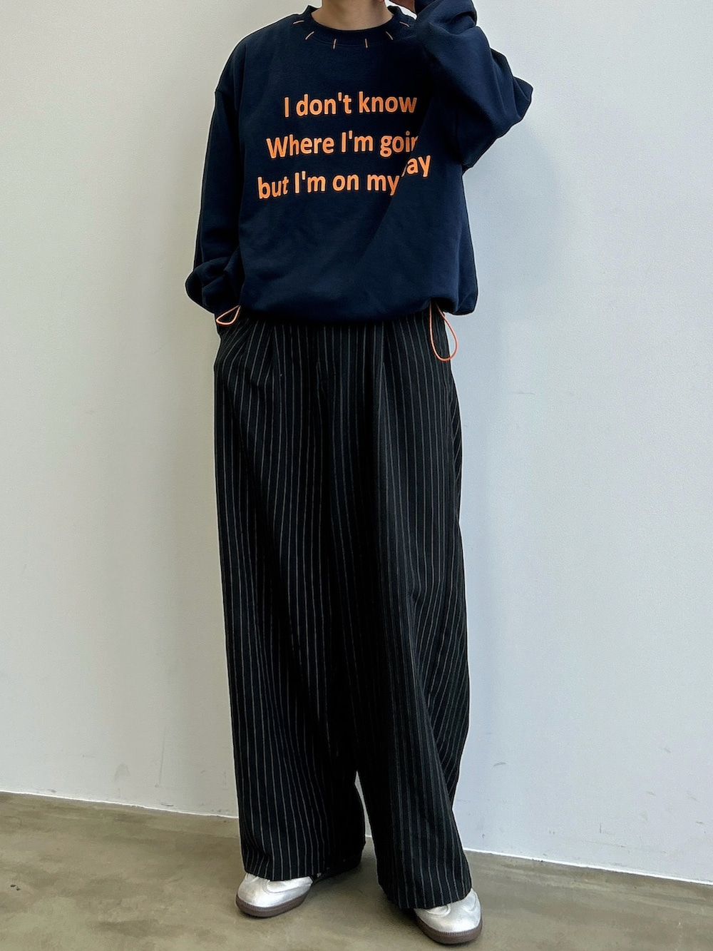 ブルー系のスウェットを着用したレディースの秋コーディネートの2枚目の写真