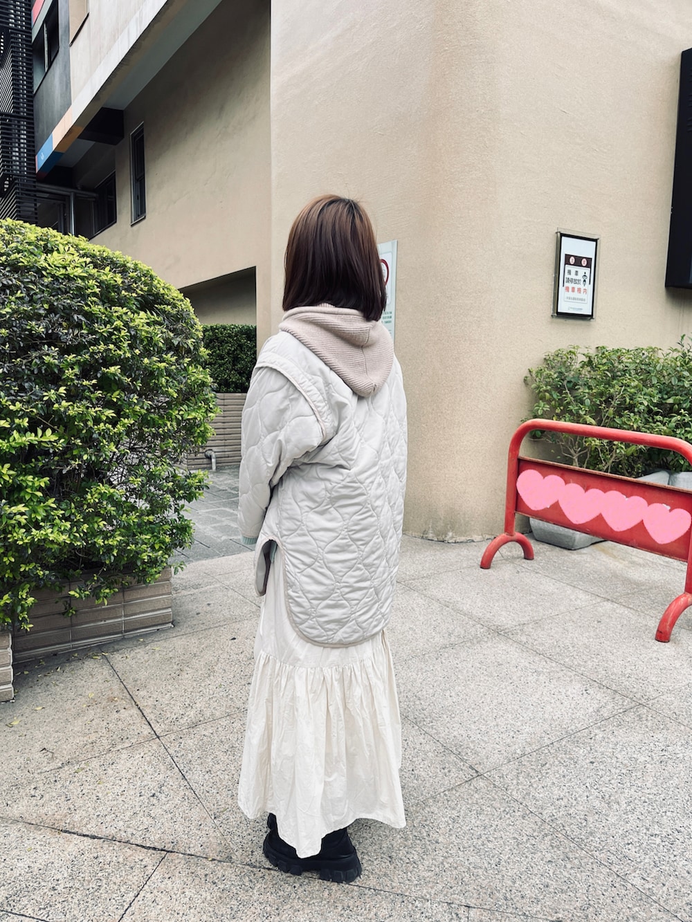 ホワイト系のスカート、ホワイト系のノーカラージャケットを着用したレディースの冬コーディネートの3枚目の写真